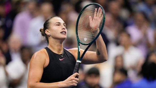 Aryna Sabalenka, de Bielorrusia, reacciona ante la multitud tras derrotar a Emma Navarro, de Estados Unidos (AP)