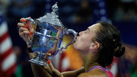 Aryna Sabalenka de Bielorrusia posa con su trofeo después de la final de individuales femeninos en el día trece del torneo de tenis US Open en el Centro Nacional de Tenis Billie Jean King de la USTA. (Reuters)