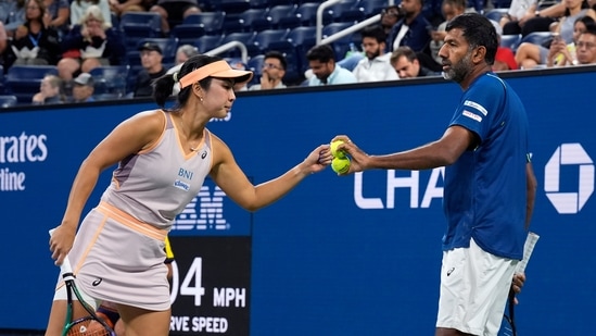 Rohan Bopanna, de India, a la derecha, con su pareja Aldila Sutjiadi, de Indonesia (AP)