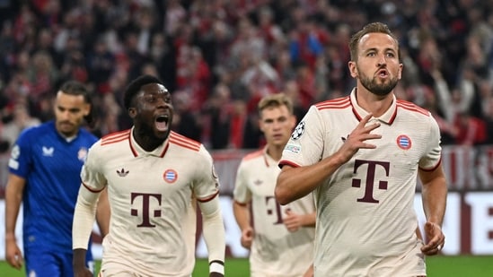 Harry Kane, del Bayern Múnich, celebra su cuarto gol con Alphonso Davies (REUTERS)