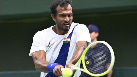 El indio Siriram Balaji en acción contra el sueco Elias Ymer en su partido de individuales de la Copa Davis en Estocolmo el sábado. (AP)