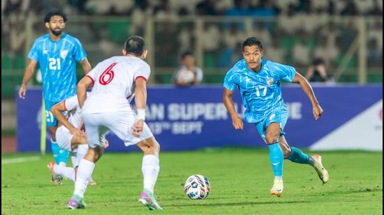 Lallianzuala Chhangte de India en acción durante el partido de la Copa Intercontinental contra Siria en Hyderabad el lunes. (Shibu Preman)