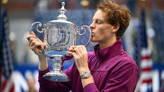 El italiano Jannik Sinner besa el trofeo tras ganar la final masculina contra el estadounidense Taylor Fritz. (AFP)