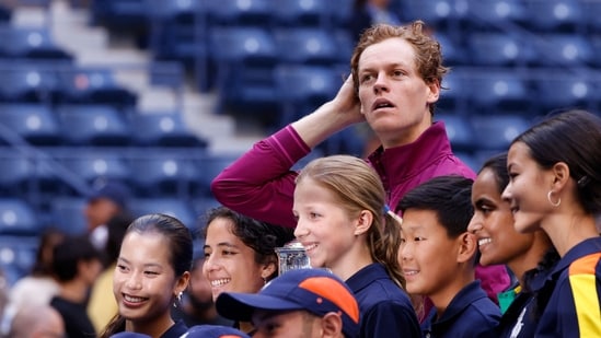 El italiano Jannik Sinner posa con el trofeo del US Open. (AFP)