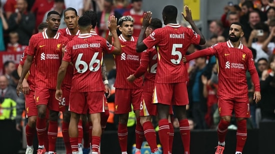 Luis Díaz (C) celebra con sus compañeros tras marcar el primer gol de su equipo durante el partido de la Premier League inglesa entre Liverpool y Bournemouth (AFP)