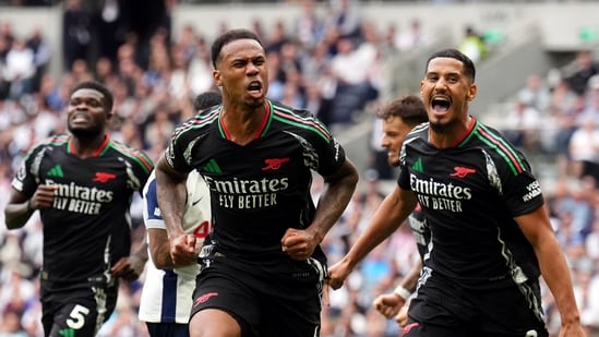 Gabriel, del Arsenal, en el centro, celebra después de marcar el primer gol durante el partido de fútbol de la Liga Premier inglesa entre Tottenham Hotspur y Arsenal en Londres. (AP)