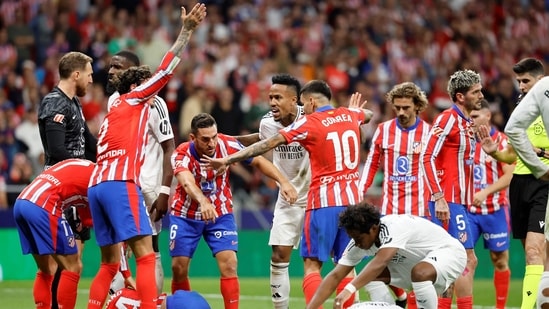 El centrocampista francés del Real Madrid #14 Aurelien Tchouameni y el defensa español del Atlético de Madrid #24 Robin Le Normand yacen en el suelo durante el partido de fútbol de la liga española entre el Club Atlético de Madrid y el Real Madri (AFP)