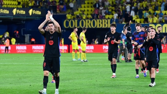 El delantero polaco del Barcelona, ​​Robert Lewandowski, celebra al final del partido de fútbol de la liga española entre el Villarreal CF y el FC Barcelona en el estadio La Cerámica en Vila-real, el 22 de septiembre (AFP)