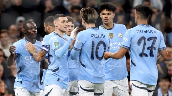 El centrocampista belga número 11 del Manchester City, Jeremy Doku (izq.), celebra el primer gol del equipo durante la tercera ronda de la Copa de la Liga inglesa (AFP)