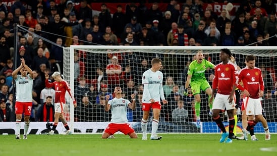   Mees Hilgers, del FC Twente, y sus compañeros celebran después del partido (Action Images vía Reuters)