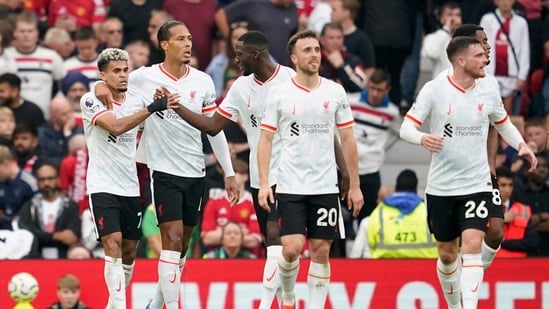 Luis Díaz, del Liverpool, a la izquierda, celebra con sus compañeros de equipo después de anotar durante el partido de fútbol de la Liga Premier inglesa entre Manchester United y Liverpool (AP)