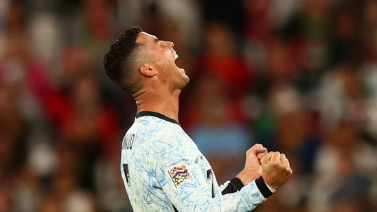 Ronaldo, que no logró marcar en los cinco partidos de Portugal en la Eurocopa 2024, alcanzó su hito al recibir un centro perfecto de Nuno Mendes (REUTERS)