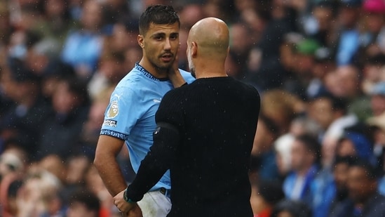 Rodri del Manchester City con el entrenador Pep Guardiola. (REUTERS)