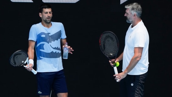 Novak Djokovic y Goran conversan durante una sesión.(AP)