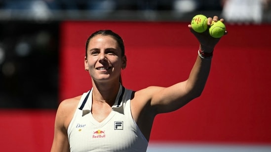 La estadounidense Emma Navarro saluda a la multitud después de derrotar a la española Paula Badosa durante su partido de cuartos de final femenino en el noveno día del US Open. (AFP)