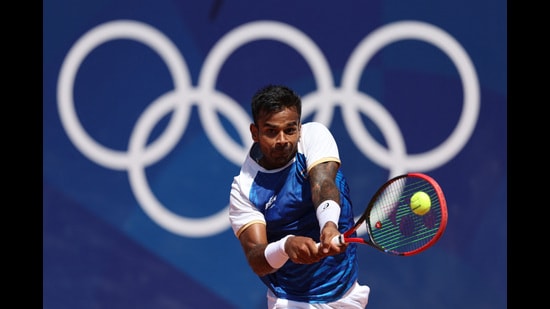 Sumit Nagal en acción durante su partido de primera ronda contra Corentin Moutet de Francia durante los Juegos Olímpicos de París. (REUTERS)