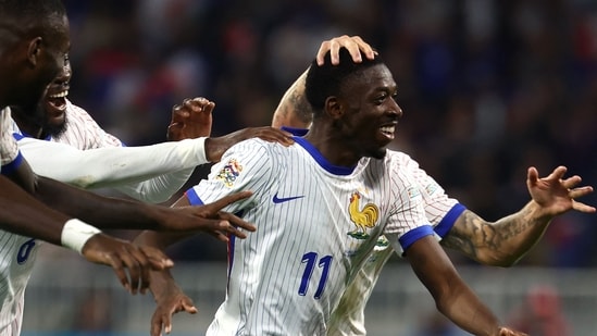 El delantero francés Ousmane Dembele (centro) celebra tras marcar el segundo gol de Francia durante la Liga de Naciones de la UEFA (AFP)