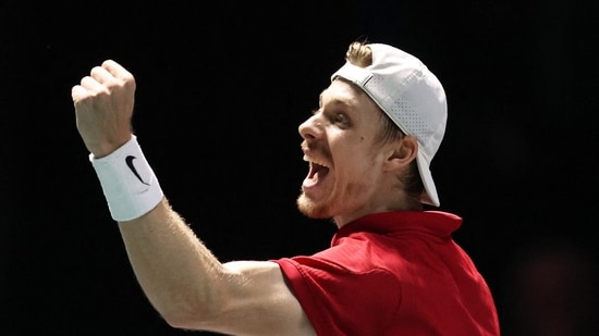 El canadiense Denis Shapovalov celebra su victoria en el partido individual contra el británico Daniel Evans (Action Images via Reuters)