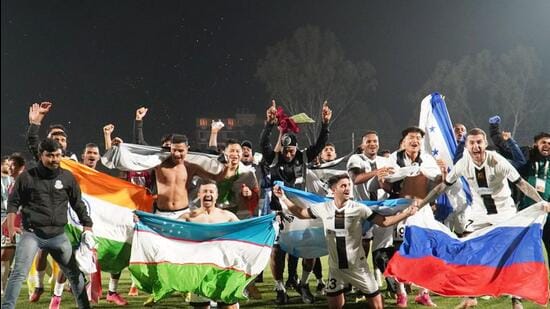 Los jugadores del Mohammedan Sporting celebran tras ganar el título de la I-League en abril de 2024. (AIFF)