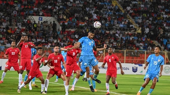 Manvir Singh (9) cabecea el balón durante el partido de fútbol de la Copa Intercontinental 2024 entre India y Mauricio. (PTI)