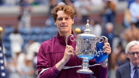 8 de septiembre de 2024; Flushing, NY, EE. UU.; Jannik Sinner (ITA) celebra con el trofeo después de derrotar a Taylor Fritz (EE. UU.) en la final individual masculina del Abierto de Estados Unidos de 2024. (Reuters)