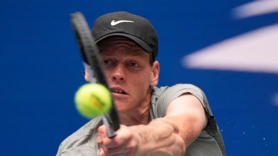 El italiano Jannik Sinner en acción durante su partido de tercera ronda contra el australiano Christopher O'Connell. (REUTERS)