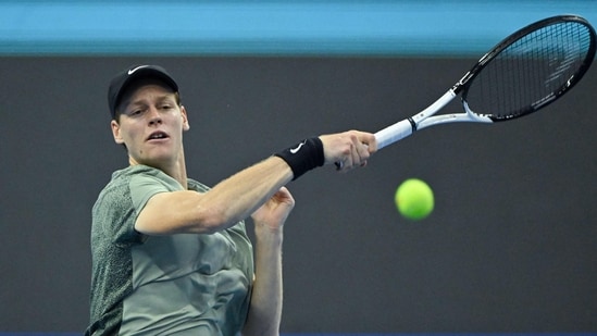 El italiano Jannik Sinner devuelve el balón al chileno Nicolas Jarry durante su partido individual masculino en el torneo Abierto de China en Beijing (AFP)