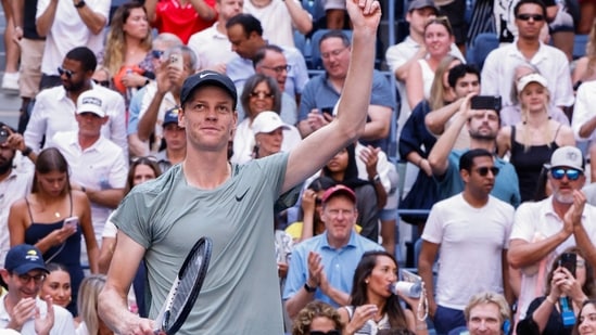 El italiano Jannik Sinner celebra su victoria sobre el australiano Christopher O'Connell durante su partido de tercera ronda individual masculino en el sexto día del torneo de tenis US Open en el Centro Nacional de Tenis Billie Jean King de la USTA en la ciudad de Nueva York (AFP)