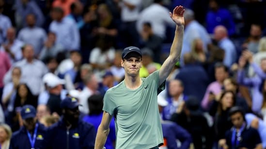 Jannik Sinner de Italia celebra tras ganar su partido de cuartos de final contra Daniil Medvedev de Rusia (REUTERS)