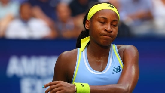 La tenista estadounidense Coco Gauff hace una mueca tras su derrota ante Emma Navarro, de Estados Unidos, en un partido de octavos de final (REUTERS)