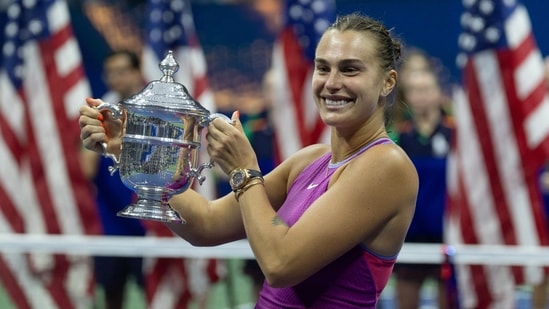 Aryna Sabalenka celebra con el trofeo del US Open. (USA TODAY Sports vía Reuters Con)