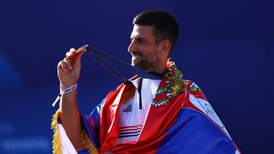 Novak Djokovic posa con su medalla de oro olímpica. (REUTERS)