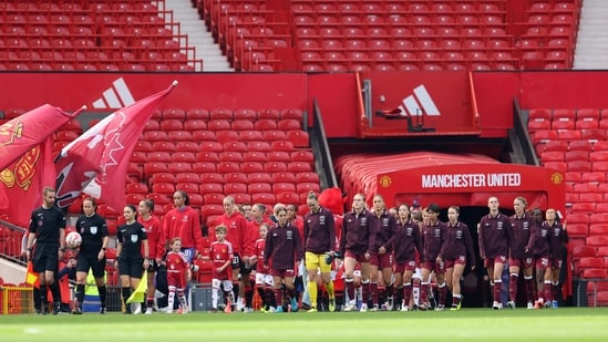 El United está considerando si implementar un plan de 2.000 millones de libras para construir un estadio nuevo con capacidad para 100.000 personas o remodelar el Old Trafford existente, con capacidad para 74.000 personas. (Action Images vía Reuters)