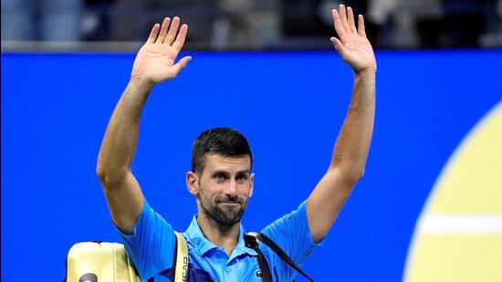 Novak Djokovic reacciona tras perder ante Alexei Popyrin de Australia el viernes. (REUTERS)