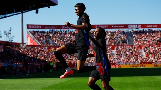 Lamine Yamal, del FC Barcelona, ​​celebra su primer gol con Jules Kounde. (REUTERS)