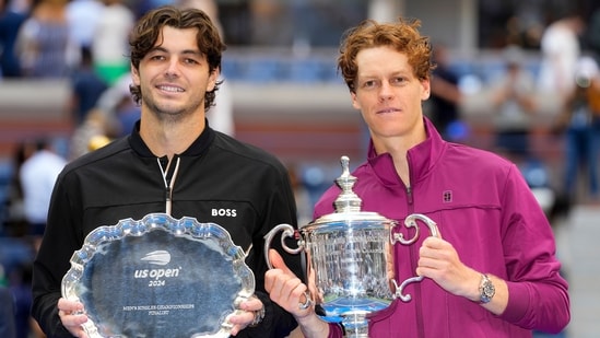 Taylor Fritz, de Estados Unidos, y Jannik Sinner, de Italia, posan para una fotografía.(AP)