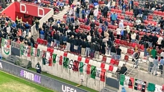 Los aficionados italianos dan la espalda durante el himno nacional de Israel antes del partido de la Liga de Naciones en Hungría