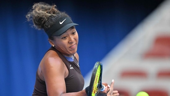 La japonesa Naomi Osaka devuelve el balón a la italiana Lucia Bronzetti durante su partido individual femenino en el torneo de tenis China Open en Pekín. (AFP)