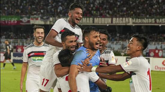 Los jugadores del NorthEast United FC celebran tras ganar la Copa Durand el sábado. (PTI)