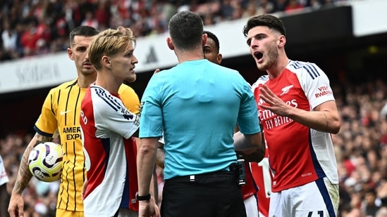 Declan Rice del Arsenal reacciona tras recibir una segunda tarjeta amarilla antes de recibir una tarjeta roja. (REUTERS)