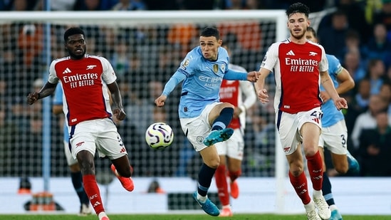 Phil Foden del Manchester City en acción con Declan Rice del Arsenal. (Imágenes de acción vía Reuters)