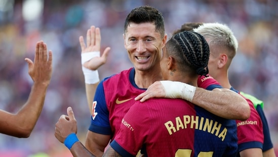 Raphinha, delantero del Barcelona, ​​es felicitado después de marcar el cuarto gol de su equipo durante el partido de fútbol de la Liga española entre el FC Barcelona y el Valladolid (AP)