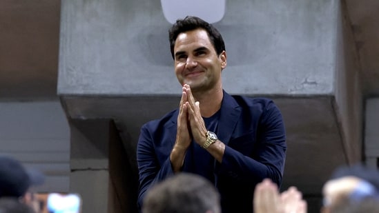 Roger Federer recibió una cálida ovación de los espectadores en el Estadio Arthur Ashe cuando fue presentado ante la multitud durante el segundo set del cuarto de final del US Open entre Sabalenka y Zheng. (Getty Images)