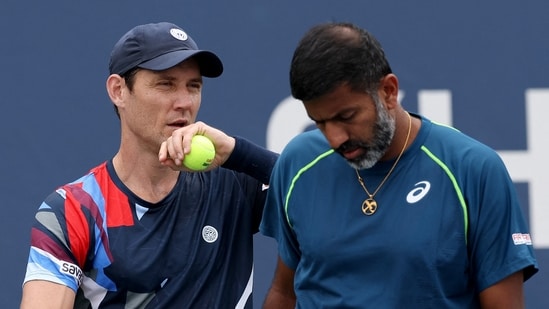 Matthew Ebden (izq.) de Australia y Rohan Bopanna de India conversan. (Getty Images via AFP)