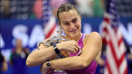 Aryna Sabalenka celebra con el trofeo del US Open tras derrotar a Jessica Pegula en la final individual femenina. (Getty Images)