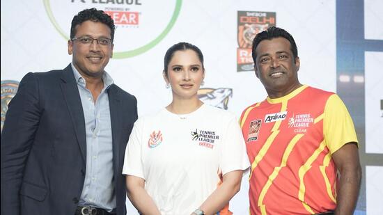 Mahesh Bhupathi, Sania Mirza y ​​Leander Paes durante la subasta de la Liga Premier de Tenis en Mumbai. (HT)