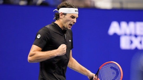 El estadounidense Taylor Fritz reacciona tras ganar el cuarto set contra el estadounidense Frances Tiafoe durante la semifinal masculina de individuales del Abierto de Estados Unidos de tenis, el viernes 6 de septiembre de 2024, en Nueva York. (Foto AP/Frank Franklin II)(AP)