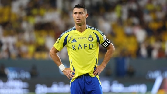 Cristiano Ronaldo observa durante un partido.(AFP)