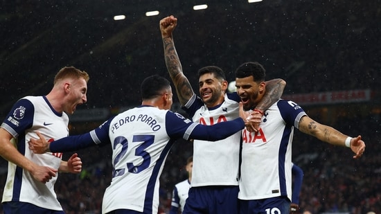 Dominic Solanke, del Tottenham Hotspur, celebra su tercer gol con Cristian Romero, Pedro Porro y Dejan Kulusevski.(Reuters)