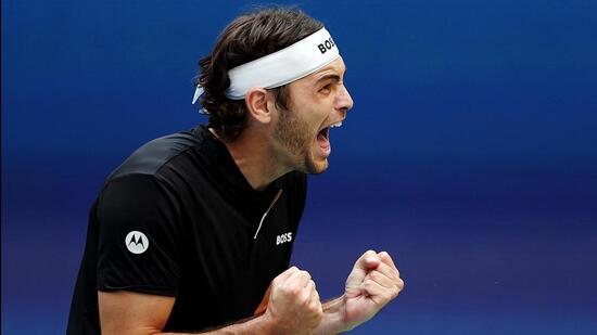 El estadounidense Taylor Fritz celebra tras derrotar al alemán Alexander Zverev en los cuartos de final del US Open. (AFP)